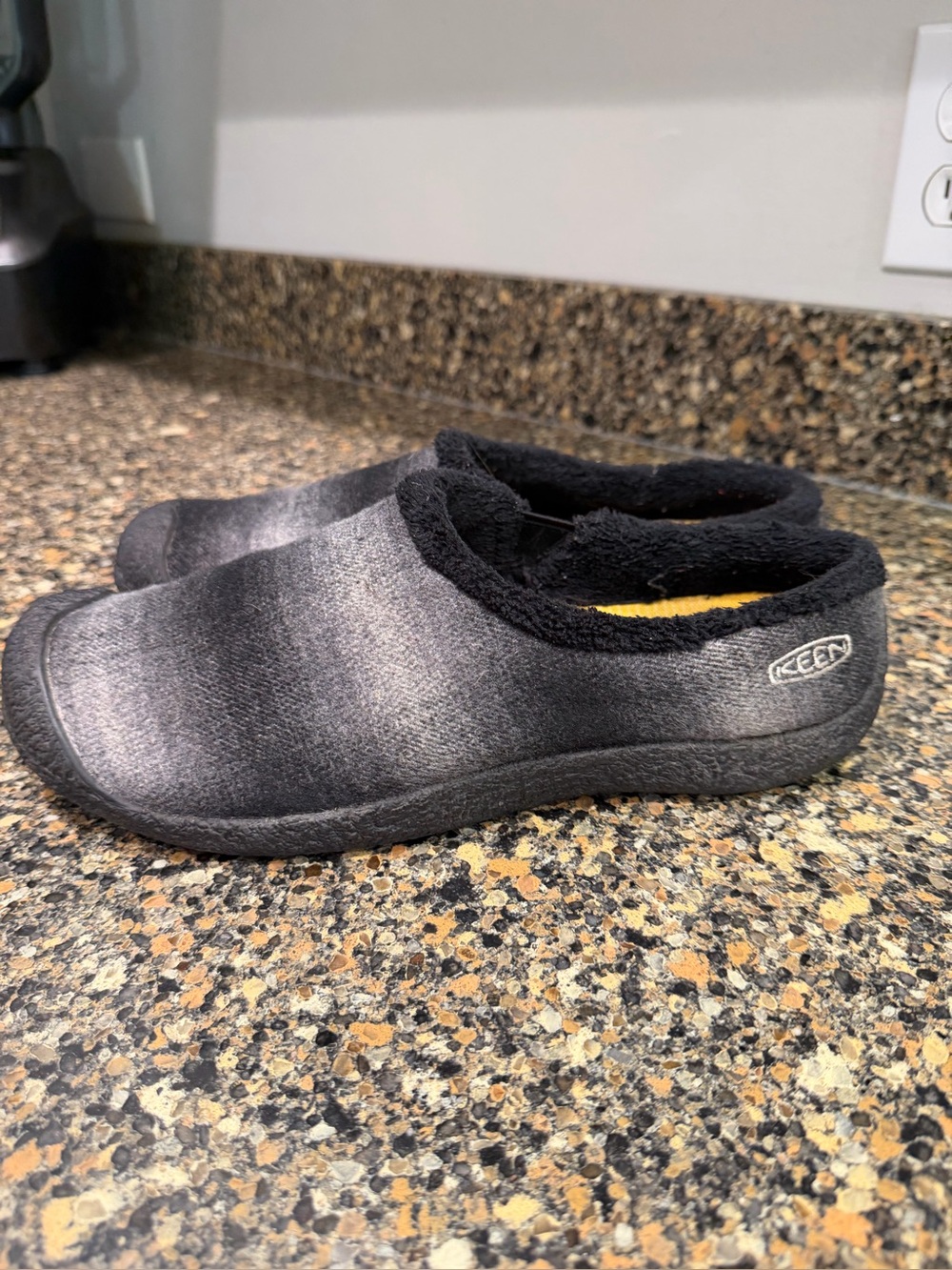 Keen ladies size 10 Black & Gray Cozy Slip-On Clogs